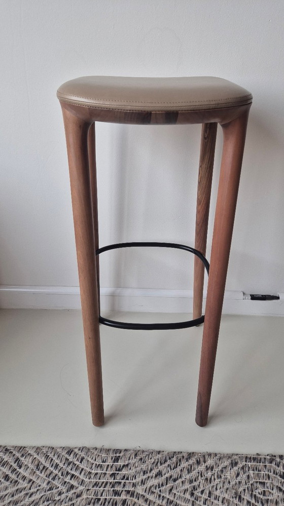 Image 1 of 3 x Artisan Neva barkrukken, hoog, met beige leren zitting en zwarte voetensteun