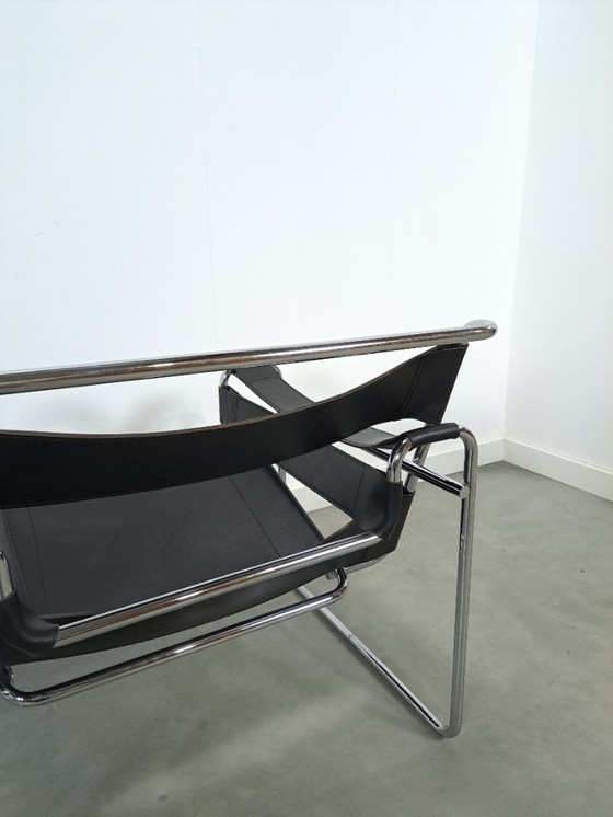 Image 1 of Réplica de la silla Wassily con cuero negro y cromo