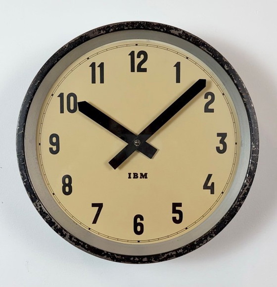 Horloge murale industrielle noire d'IBM, années 1950 – Pendules, Glass, Iron (photo 3 of 16)