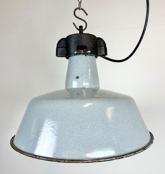 Image 1 of Industrielle Fabriklampe aus grauem Emaille mit gusseisernem Aufsatz, 1960er Jahre