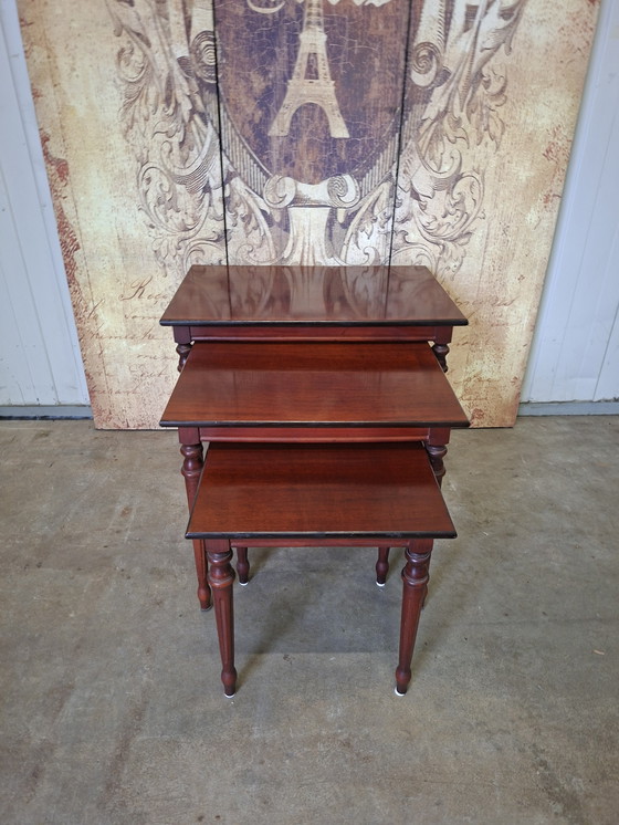 Image 1 of Set di tre tavolini classici, i cosiddetti tavolini ad incastro, dimensioni 55x38 cm e altezza 46 cm.