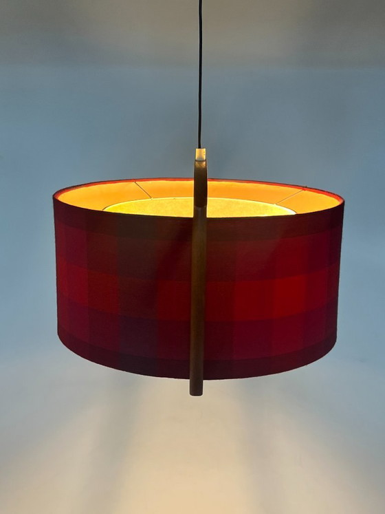 Image 1 of Lampada a sospensione vintage in teak con paralume a quadri rossi, Scandinavia anni '60