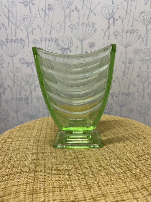 Vaso vintage in vetro verde Sowerby Press, stile Art Déco.
