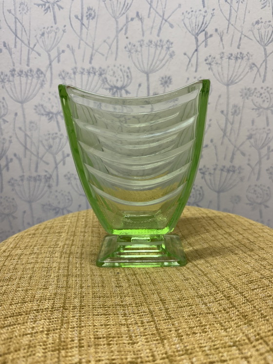 Image 1 of Vaso vintage in vetro verde Sowerby Press, stile Art Déco.