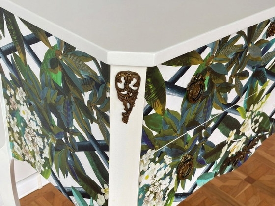 Gustavian Chest With Christian Lacroix Print – Chest of drawers, Wood, Brass (photo 5 of 9)
