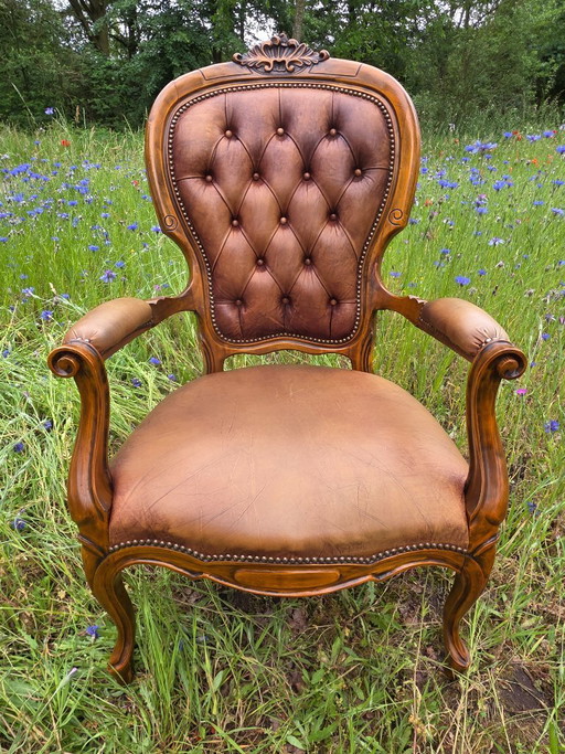 Klassischer Vintage-Ledersessel mit Holzgestell