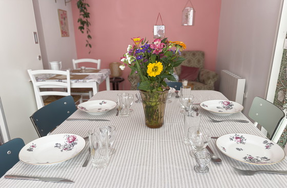 Image 1 of Lot d’assiettes creuses aux motifs fleuris roses et gris 