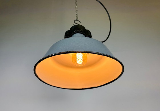 Image 1 of Industrielle Fabriklampe aus grauem Emaille mit gusseisernem Aufsatz, 1960er Jahre