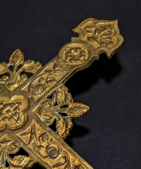 Crucifijo antiguo de bronce de gran tamaño – Cruz neogótica ornamentada – 45 cm – 1,54 kg (photo 11 of 12)