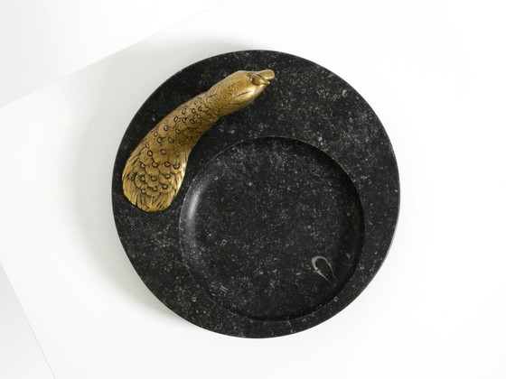 Image 1 of Wunderschönes, großes Tablett aus schwarzem Granit mit einem Pfau aus Messing, um 1920