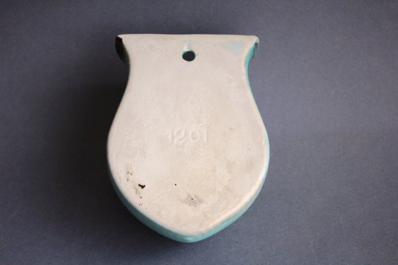 Image 1 of Lichtgroene vintage keramische wandvaas met wijnrankdecoratie.