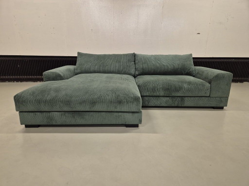 30% DE DESCUENTO EN LA SALA DE EXPOSICIÓN - Sofá esquinero - Nola - Verde - Nuevo - Pana