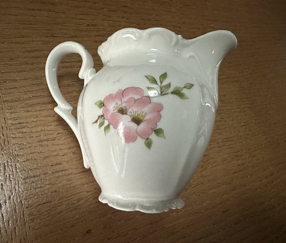 Image 1 of Pequeña jarra de leche/cremera con motivo de rosa mosqueta en porcelana del siglo XX