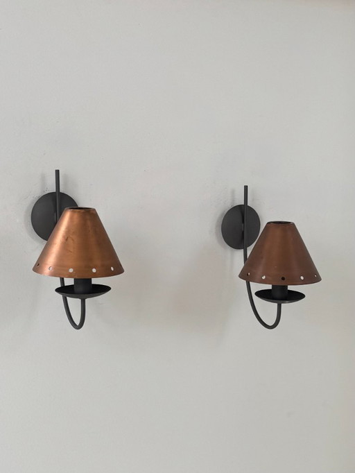 Een paar vintage wandlampen, koper en zwart gelakt metaal, Frankrijk, 1970.