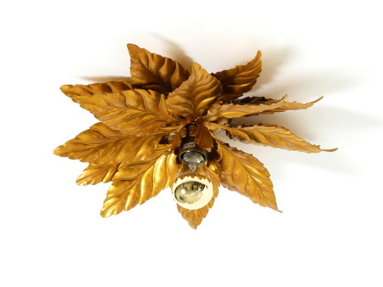 Image 1 of Rare grande lampe de plafond ou applique murale de style florentin, plaquée or, signée Hans Kögl, datant des années 1980.