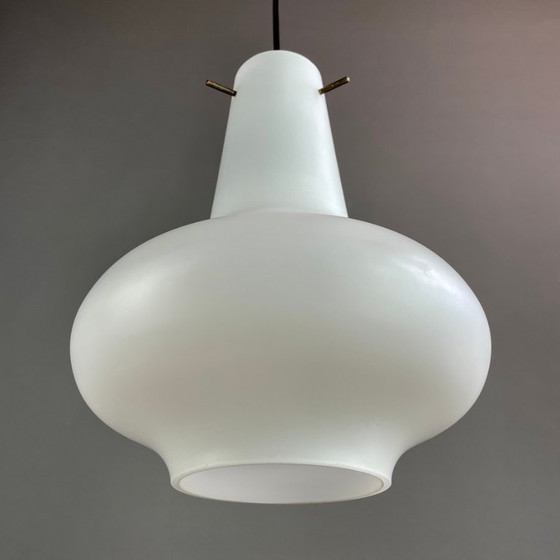 Image 1 of Lampada a sospensione in vetro opalino nello stile dello Stilnovo. Moderna di metà secolo. Italia, anni '60