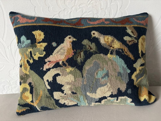 Image 1 of Cuscini con decorazioni di uccelli, ricamati a mano, anni '30