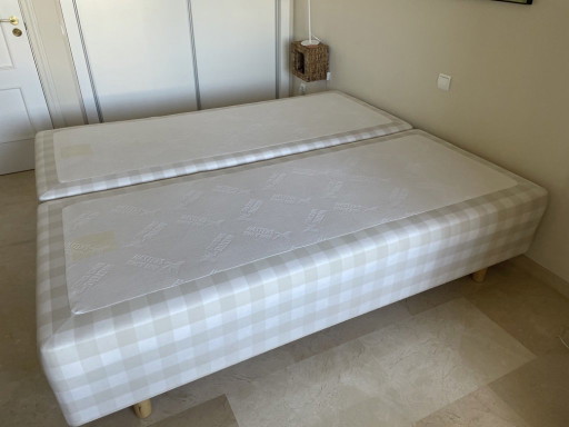 Hästens bed bases with mattresses, Beige and white checkered