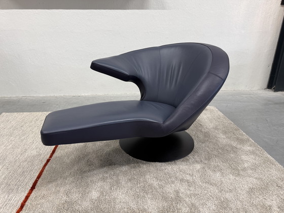 Image 1 of Fauteuil pivotant Leolux Parabolica en cuir bleu
