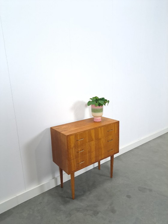 Image 1 of Cómoda danesa con patas altas y tiradores dorados.