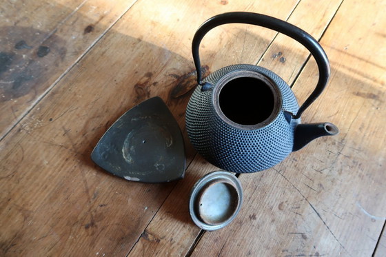 Image 1 of Teiera vintage in ghisa con decorazione a rilievo, stile giapponese Tetsubin, con sottopentola - 2C31