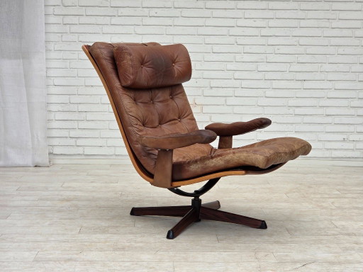 Anni '60, poltrona girevole scandinava, rivestimento in pelle marrone.