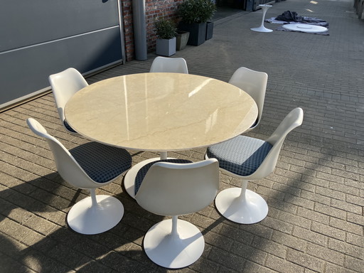 Knoll Tulip Dining Set Eero Saarinen, 9x Stoelen Met Marmeren Tafel (137cm Diameter)