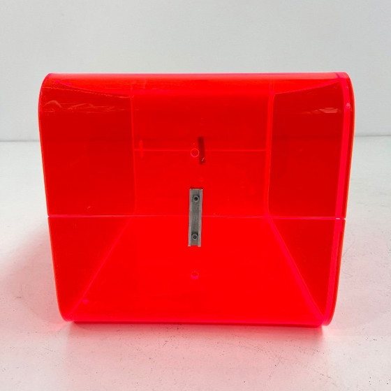 Image 1 of Fluo roze plexiglas bijzettafel, jaren 80