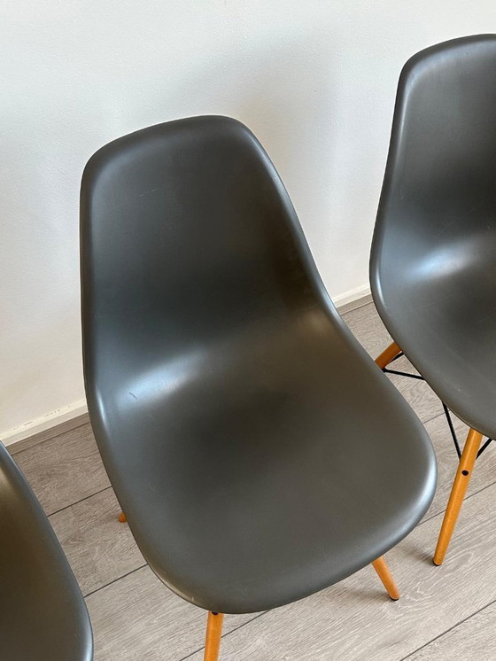 Image 1 of Juego de 4 sillas auxiliares Vitra Eames color gris oscuro