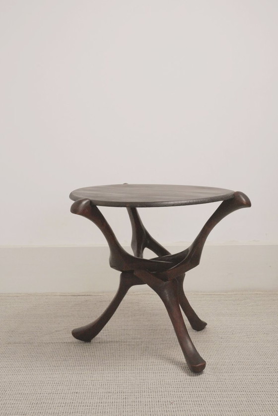 Image 1 of Vintage handgesneden ronde tafel van hardhout in Afrikaanse stijl, sculpturaal, inklapbaar bijzettafeltje