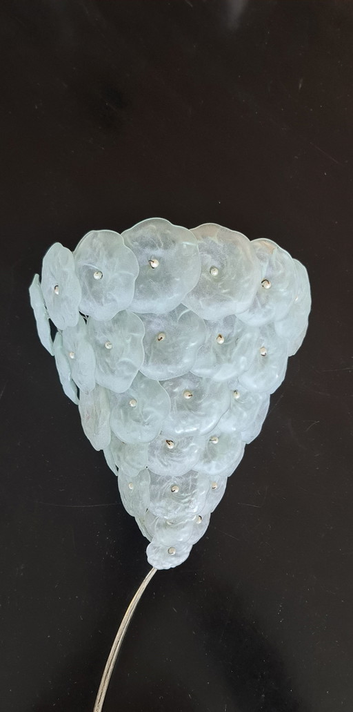 Lampada da parete in vetro di Murano degli anni '60/'70 con cestino di fiori.
