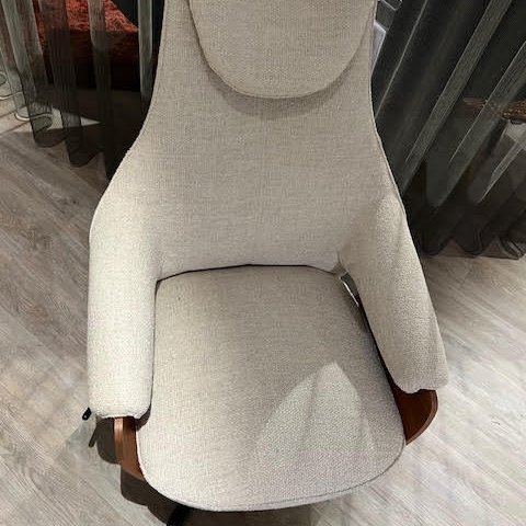 Image 1 of Sillón Leolux color crema con otomana