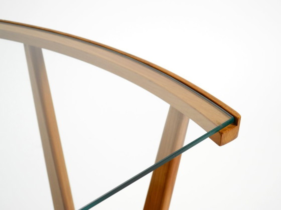 Image 1 of Preciosa mesa auxiliar moderna de mediados de siglo con revistero, fabricada en madera de fresno y cristal.