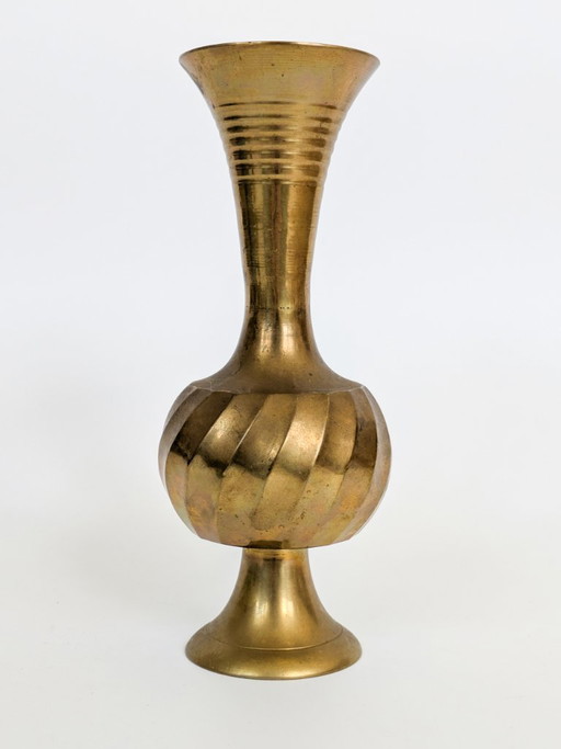 Vintage Solid Brass Trumpet-Shaped Pedestal Vase With Ribbed And Swirl Details – vazen