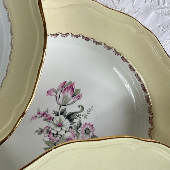 Image 1 of 6 antieke crèmekleurige aardewerken soepborden met verguldsel, Amandinoise-patroon, Brigitte-design