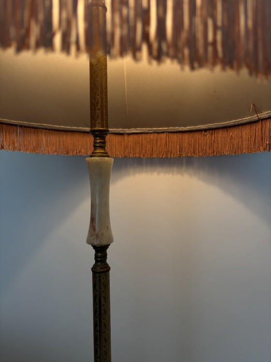 Lampada da terra in alabastro in stile Hollywood Regency con paralume sfrangiato – Lampade da terra, Brass (photo 4 of 14)