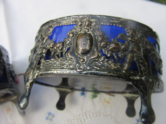 Par de saleros antiguos plateados con inserciones azul cobalto (adjuntos) – Accesorios de mesa, Glass, Metal (photo 6 of 11)