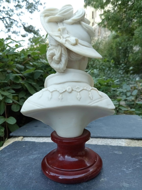 Alabaster Bust Woman with Hat 19th Century, Decorative Objects, Stone, Multi Color (photo 6 of 8)