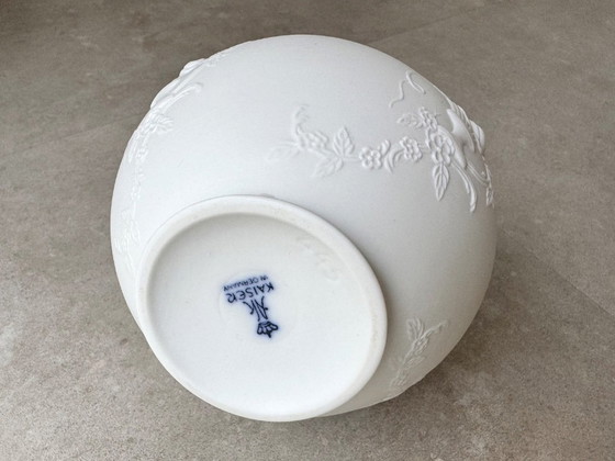 1x Vintage White Biscuit Porcelain AK Kaiser 445 Vase (photo 4 of 8)