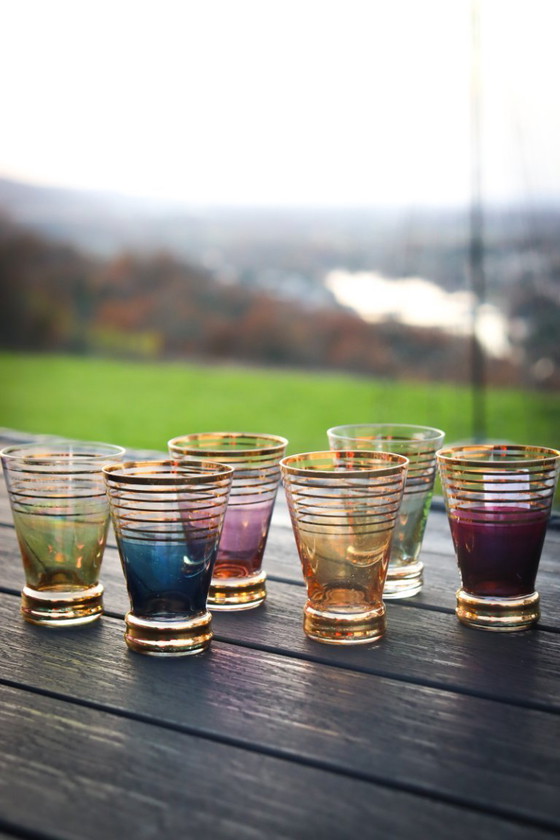 Image 1 of Set van 6 vintage likeurglazen met gekleurde en gouden rand uit de jaren 60.
