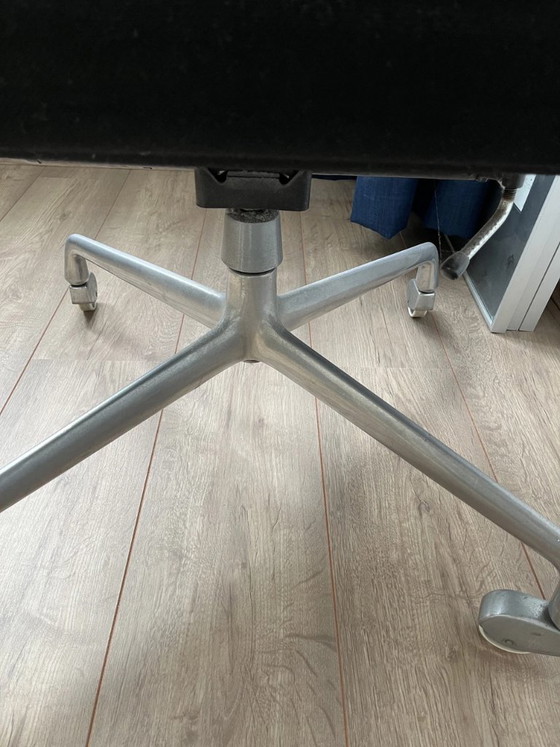Vitra Eames EA117 - Vintage, not 5, but 4 legs – Swivel chairs, Aluminium (photo 12 of 19)