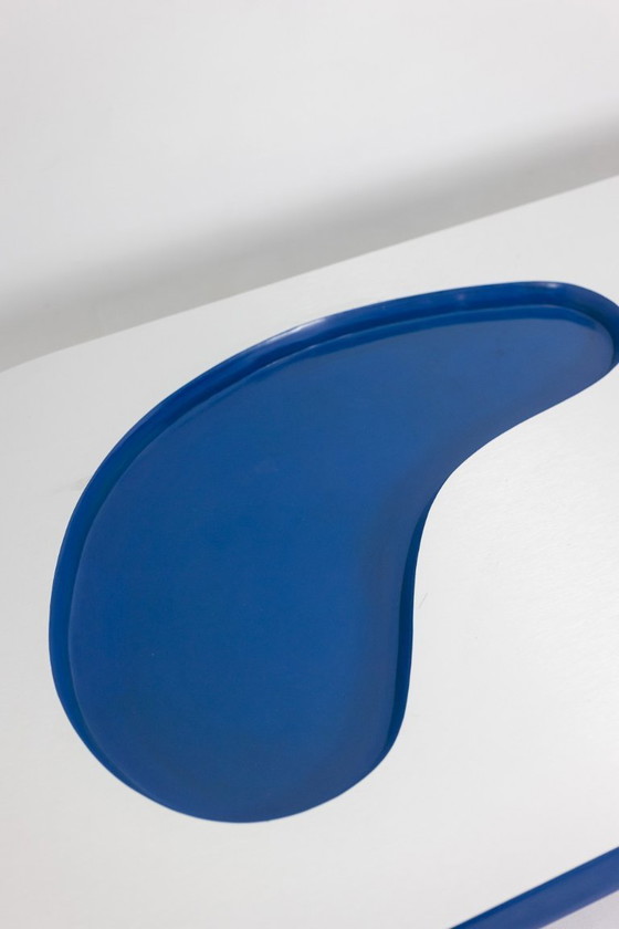 Image 1 of Tavolino organico in alluminio e laccato. Contemporaneo.