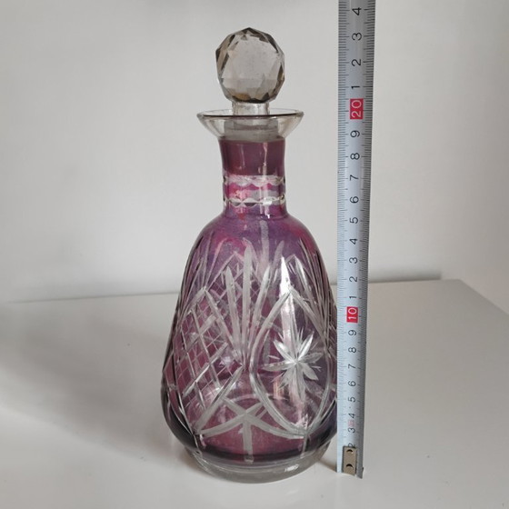 Image 1 of LICORERA O BOTE DE CRISTAL TALLADO DE COLOR LILA