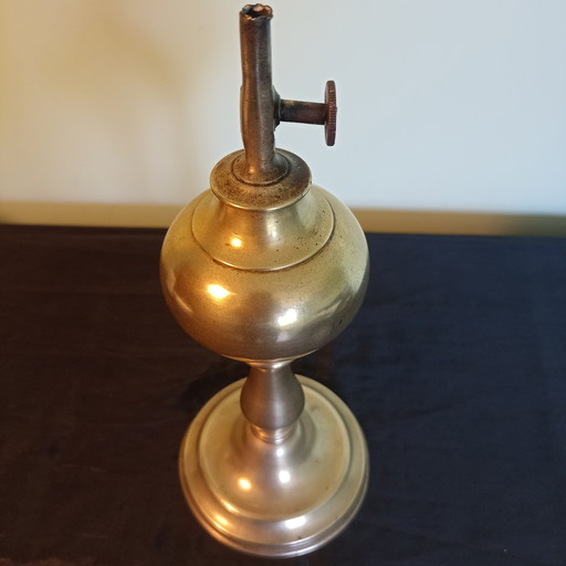 Élégante lampe à alcool ancienne en laiton, fabriquée en France vers 1900 et marquée ROLLET.