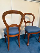 Twee Biedermeier stoelen met blauwe bekleding