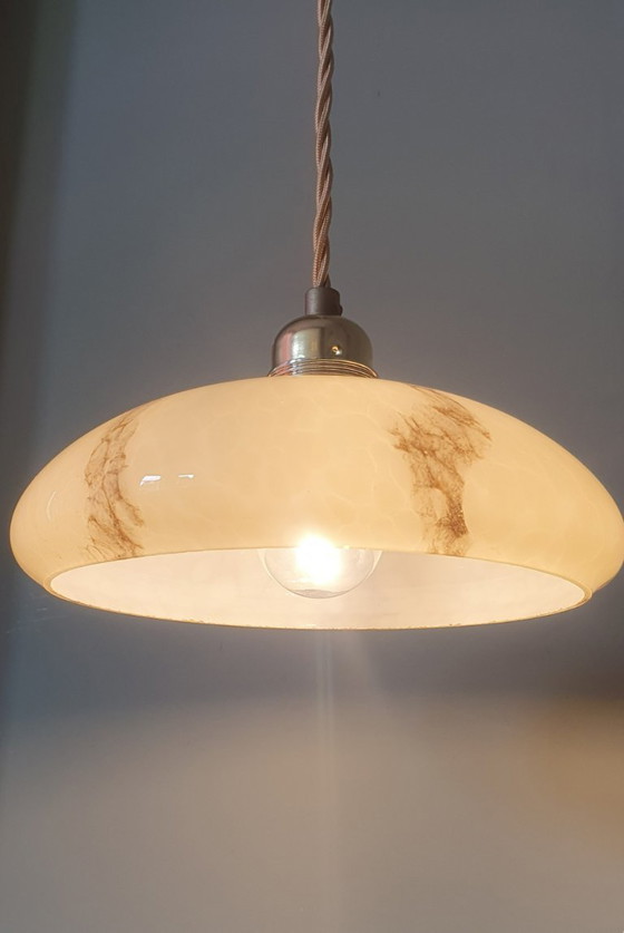 Image 1 of Lampada a sospensione vintage in vetro opalino effetto marmo, in stile Art Déco.