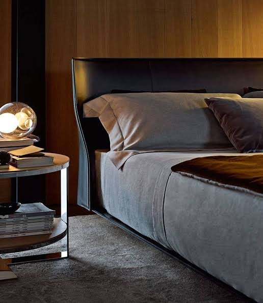 Image 1 of Materasso B&B Italia Alys, dimensioni 180x210 cm, con cinghie in pelle.