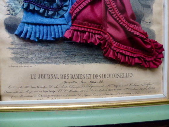 Splendida stampa di moda antica (circa 1880) con vero tessuto, incorniciata. – Litografie e stampe, Glass (photo 7 of 11)