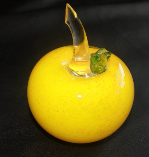 Decoratieve appelsculptuur, gesigneerd door Adam Jablonski. – decoratieve objecten, Glass (photo 2 of 5)