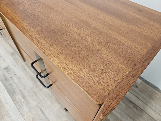 Image 1 of Notenhouten ladekast uit de jaren 60 met details van ijzer en messing.
